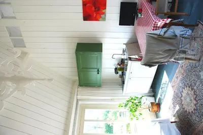 a small room with a green door in a house at Bed In Waterland in Broek in Waterland
