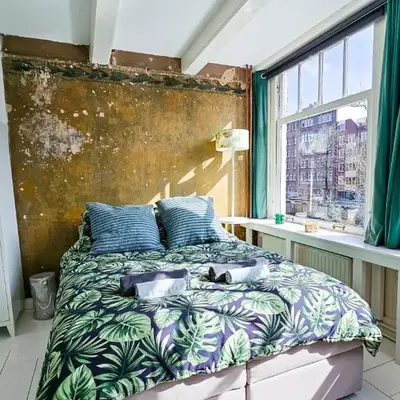 JoyJoyJoy the Green Palm ecolicious studio in a in historic Canalhouse from 1729 with view on the canals