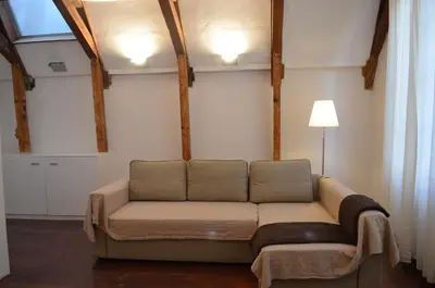 a living room with a couch and a lamp at Rembrandtplein Bed & Breakfast in Amsterdam