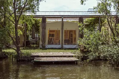 a house in the middle of a river at De Groote Wijzend in Lutjebroek