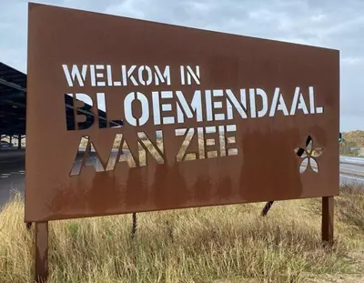 a sign that says welcome in bivariateimensional amarna at The West Wing Bloemendaal in Bloemendaal