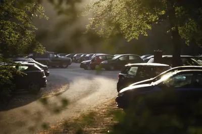 a long line of cars parked on a road at Hotel Woudschoten in Zeist