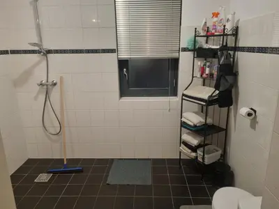 a bathroom with a shower and a toilet at Leuke tussenwoning in Hoogkarspel