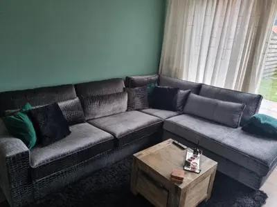 a living room with a couch and a coffee table at Leuke tussenwoning in Hoogkarspel