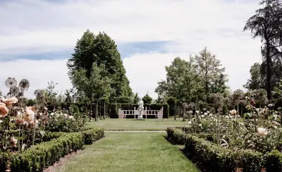 a garden with a statue in the distance at Landgoed Huis te Jaarsveld in Jaarsveld