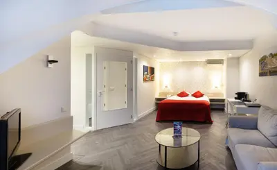 a living room with a bed and a couch at Fletcher Hotel-Restaurant Oud London in Zeist