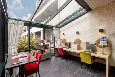 an office with two desks and chairs and a window at Fletcher Hotel-Restaurant Oud London in Zeist