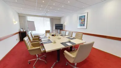 a conference room with a long table and chairs at Fletcher Hotel-Restaurant Oud London in Zeist