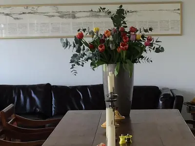 a vase of flowers sitting on top of a table at The Waverly House in Ouderkerk aan de Amstel