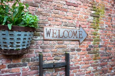 a welcome sign on the side of a brick wall at Gezellig appartement in de mooie oude binnenstad van Alkmaar in Alkmaar