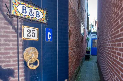 a blue wall with a bbq sign on a building at Gezellig appartement in de mooie oude binnenstad van Alkmaar in Alkmaar