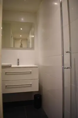 a bathroom with a sink and a mirror at Rembrandtplein house A in Amsterdam
