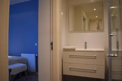 a bathroom with a sink and a mirror at Rembrandtplein house A in Amsterdam