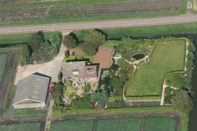 an aerial view of a house and a farm at B&B “Te Warskip bij BlokVis” in Medemblik