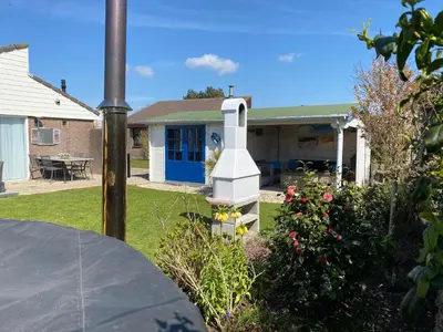 a house with a monument in the yard at Buenaventura in Egmond aan den Hoef