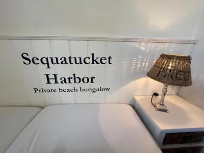 a lamp sitting on a table next to a bed at Vakantiebungalow in Riviera Maison stijl nabij zee en strand, bos en duin in Warmenhuizen