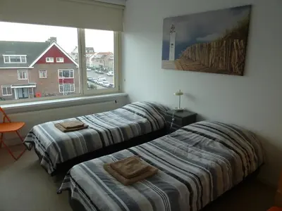 two beds in a room with a window at Appartement 