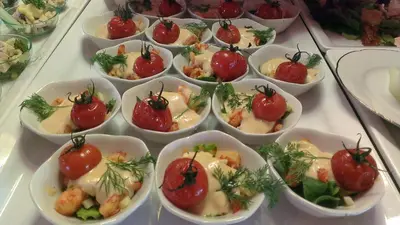 a bunch of appetizers in small dishes on a table at Hotel het Oosten in Alphen aan den Rijn