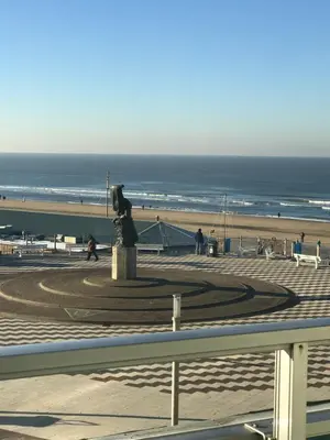 a statue on the beach with the ocean in the background at Appartement Babette in Zandvoort