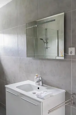 a bathroom with a sink and a mirror at -Casa Branca- nabij het meer, strand en keukenhof in Noordwijkerhout
