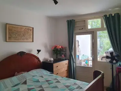 a bedroom with a bed and a window at Appartement met 2 slaapkamers en tuin in Amsterdam in Amsterdam