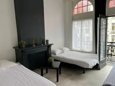 a bedroom with two beds and a window at Hotel Galerij in Amsterdam