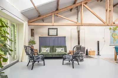 a living room with chairs and a couch at Het Kamphuis, landelijk slapen in Heerhugowaard