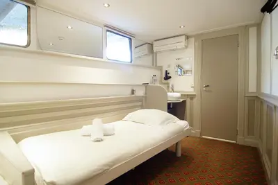 a hospital room with a bed and a sink at Kapitein Anna in Amsterdam