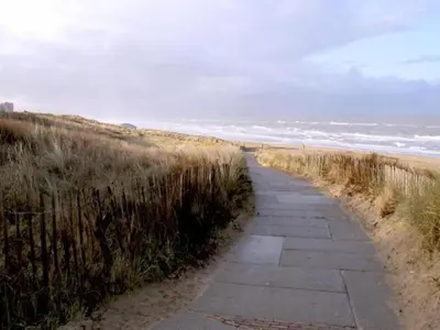 a path leading down to the beach near the ocean at Chalet in Noordwijk near the Beach in Noordwijk aan Zee