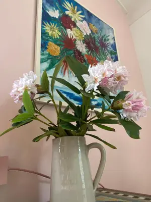 a white vase with flowers in it on a table at Huis Egmond in Egmond aan den Hoef