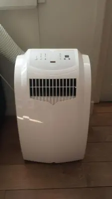 a white air conditioner sitting on the floor at Waterland Vakantiehuis in Monnickendam