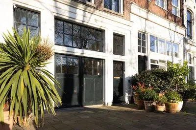 a building with a green door and some plants at Townhouse 't Raap in Amsterdam