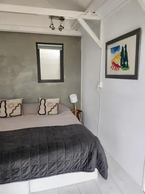 a bedroom with a bed and a window at Little Villa Lovely in Bergen