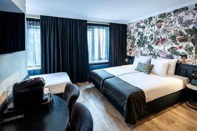 a hotel room with a bed and a table at Hotel Sint Nicolaas in Amsterdam