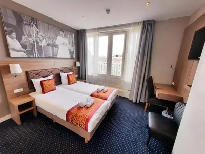 a hotel room with a bed and a window at Hotel Washington in Amsterdam