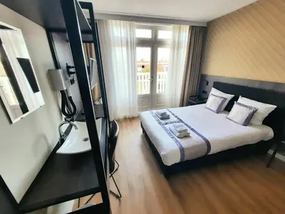 a hotel room with a bed and a window at Hotel Washington in Amsterdam