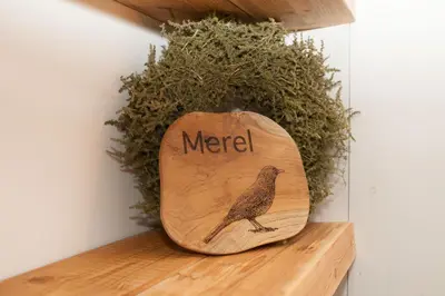 a wooden sign with a meed sign on a shelf at Het Groeneveld in Oudkarspel