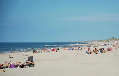 a large group of people on a beach at Zomerhuisje Wijk aan Zee in Wijk aan Zee