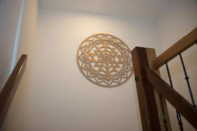 a metal plate on a wall next to a staircase at Apartments Waterland in Monnickendam