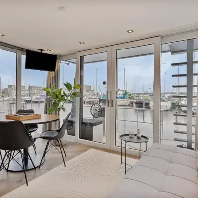 Luxurious waterloft near beach and centre by Weltevreden Experience