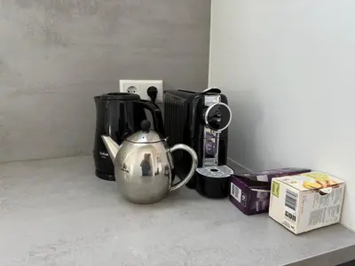 a kitchen counter with a coffee maker and a tea kettle at Duinroos vlakbij strand in Egmond aan Zee