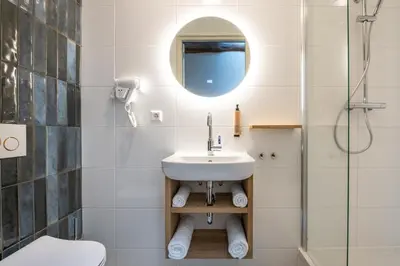 a bathroom with a sink and a shower at Grapèlli Boutique Hotel in Alkmaar