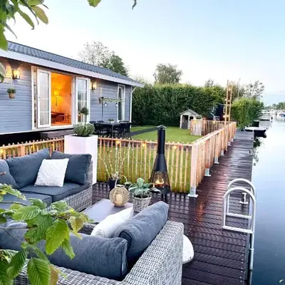 NEW - Waterhouse Linada on a lake near Amsterdam