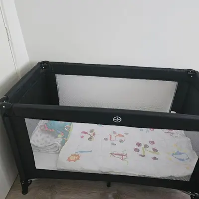 a black crib with a white sheet on it at Il Mulino House B in Lisse