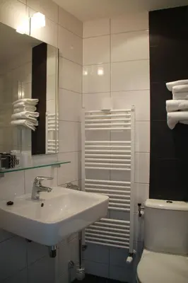 a bathroom with a sink and a toilet and a mirror at De Doelen in Leiden