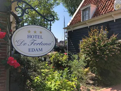 a sign for a hotel in front of a building at Hotel & Restaurant De Fortuna in Edam