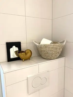 a shelf with two baskets and a picture on it at Sterflat 189 in Egmond aan Zee