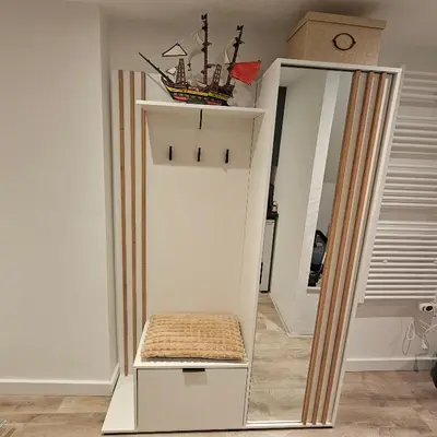 a mirror and a shelf with a bench in a room at Il Mulino House A in Lisse