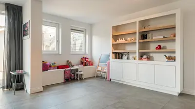 a childs room with a desk and a table at Casa Jill in Bergen