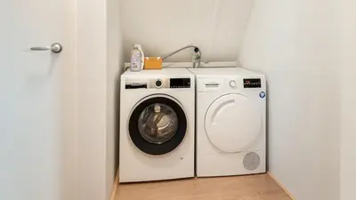 a washing machine and a washer in a room at Casa Jill in Bergen